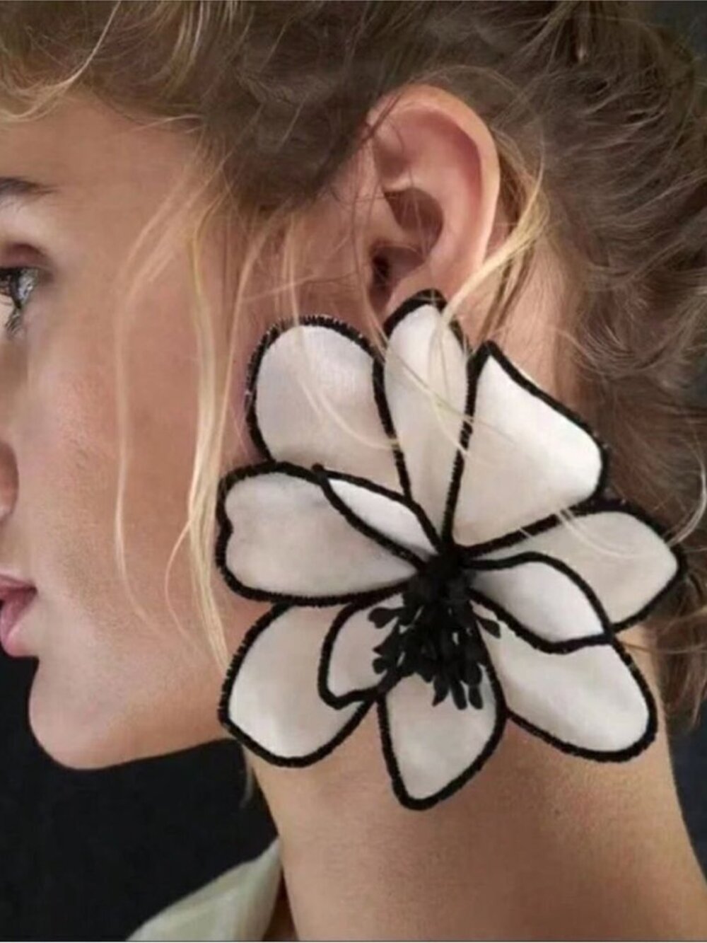 Flowerwhiteand black earring N380